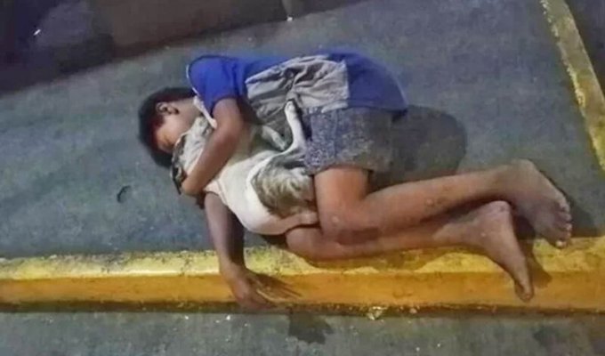 Фотография, которая движет миром: ребенок спит на улице, обнимая свою собаку (4 фото)