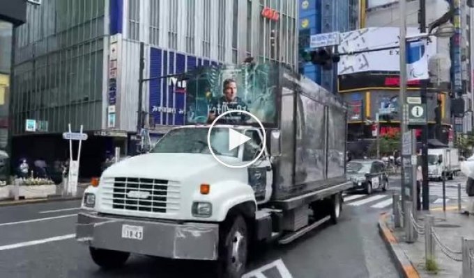 На улицах Токио заметили транспорт с монстром в прозрачной клетке