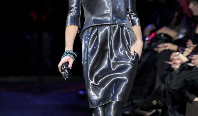 Неделя высокой моды в Париже продолжилась показом Armani Priv&#233;