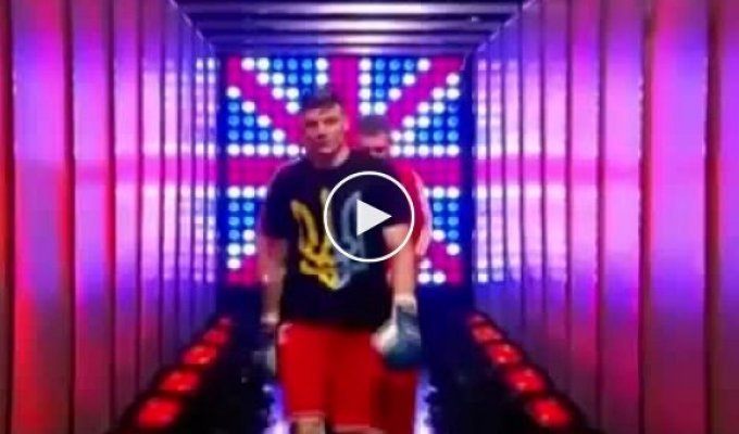 Британский боксер вышел на бой WSB в футболке с гербом Украины