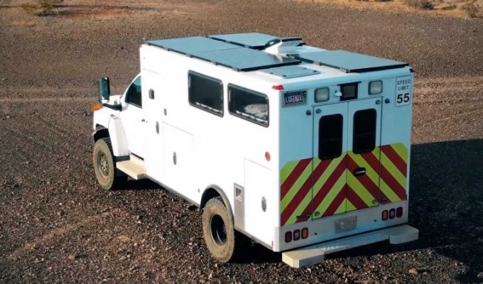 Американец превратил списанную машину скорой помощи в удобный дом на колесах (16 фото + 1 видео)