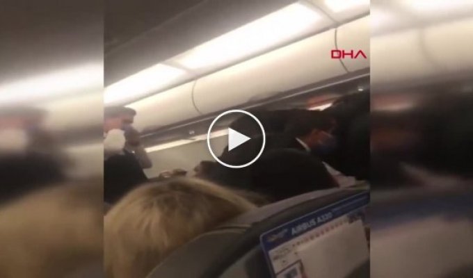 В турецком самолете пассажир напал на футболистов, устроив потасовку