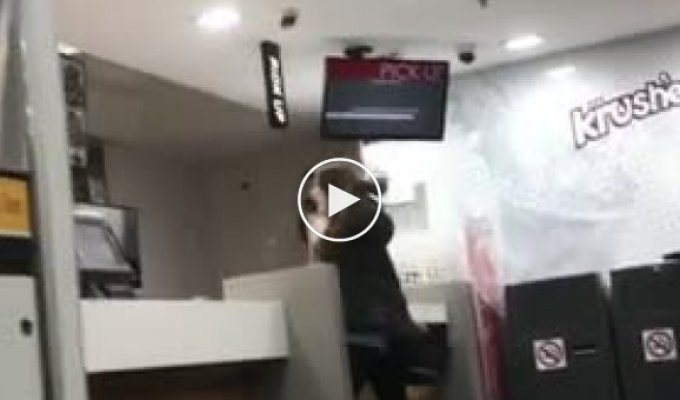 Пьяная девушка громит ресторан KFC в Австралии