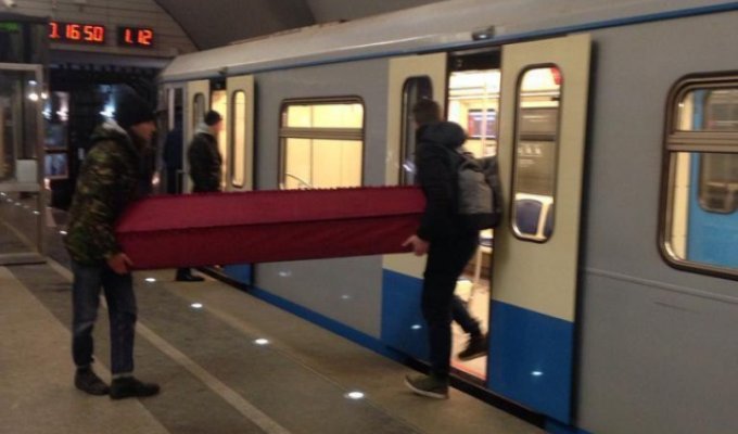 Парни провезли гроб на метро в Москве (фото + видео)