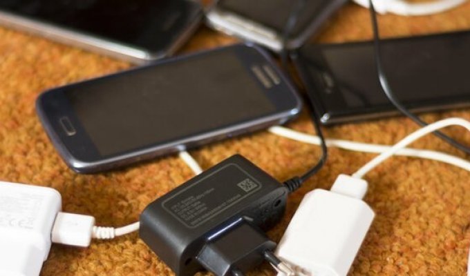 Почему USB-зарядки могут убить (9 фото)
