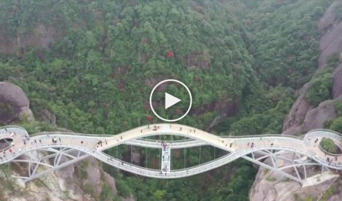 Новый пешеходный мост над ущельем в Китае