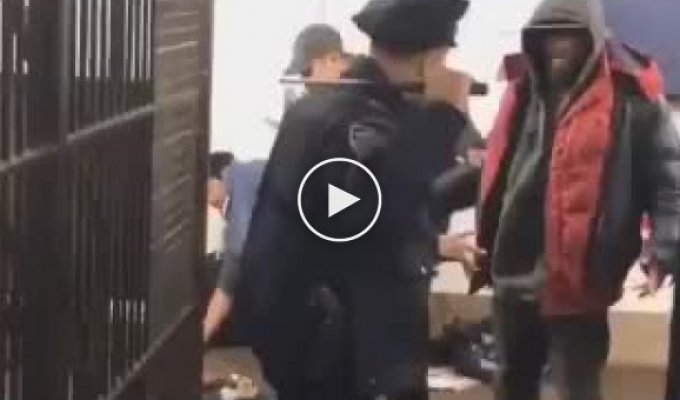 Полицейский пытается отбиться от наркоманов в метро Нью-йорка