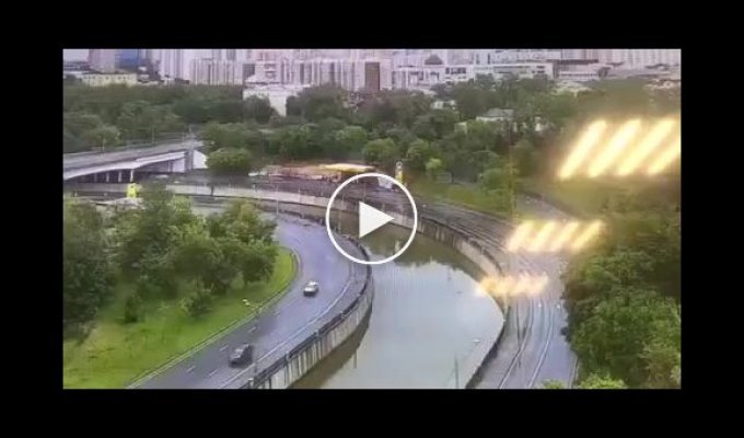Такси упало в реку в районе Костомаровской набережной, в Москве
