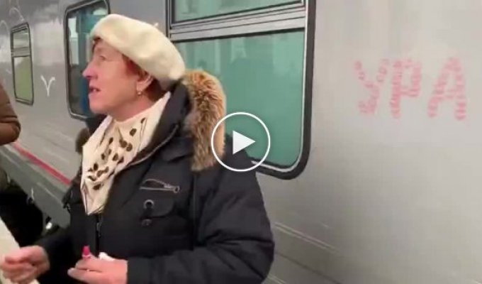Пенсионерка расцеловала поезд, прибывший в Крым - и даже слово поцелуями вывела