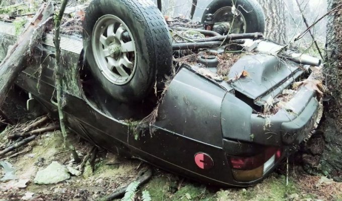 Угнанный Porsche найден спустя десятилетия в лесу (4 фото)