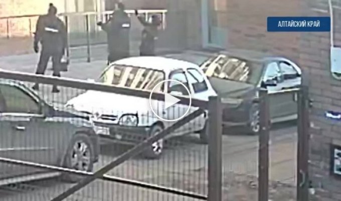 В Барнауле девушка выпрыгнула из окна квартиры, спасаясь от насильников. Ее поймали полицейские