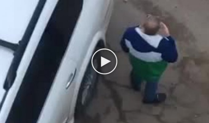 Агрессивный мужчина демонтировал детскую площадку при помощи болгарки