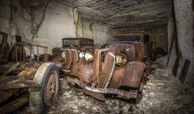 Во Франции нашли старинные автомобили, спрятанные под землей от немцев (11 фото)