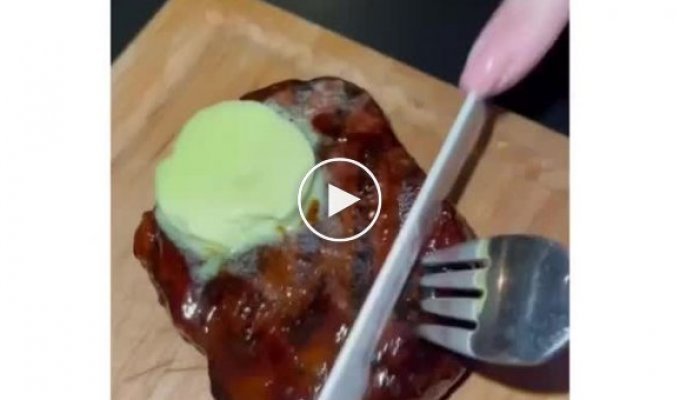 Эпичное разрезание куска мяса необычным ножом