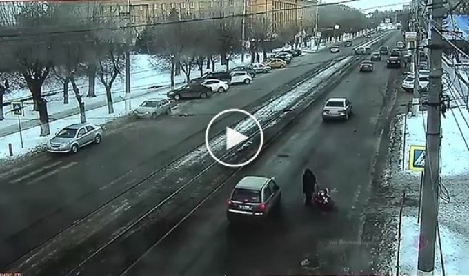 Водитель помог многодетной маме перейти дорогу