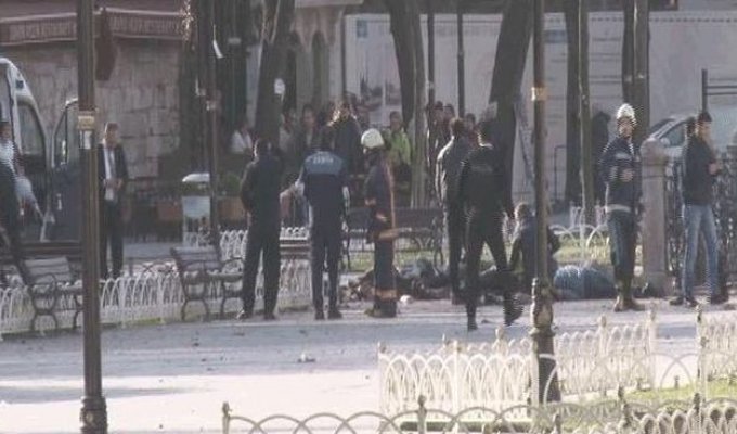 На главной площади Стамбула прогремел мощный взрыв, есть жертвы (4 фото + видео)