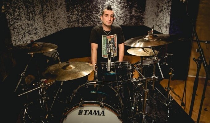 Больше не с The Offspring: барабанщик Пит Парада уволен из группы за отказ вакцинироваться (3 фото)
