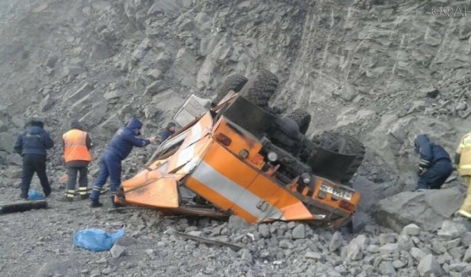 В Кузбассе сорвался с обрыва автобус с шахтерами: шестеро погибших (4 фото + 1 видео)
