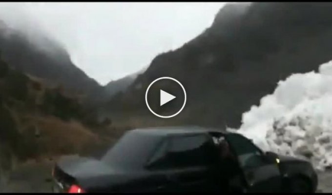 Лавина в Дагестане накрыла грузовик и перекрыла дорогу