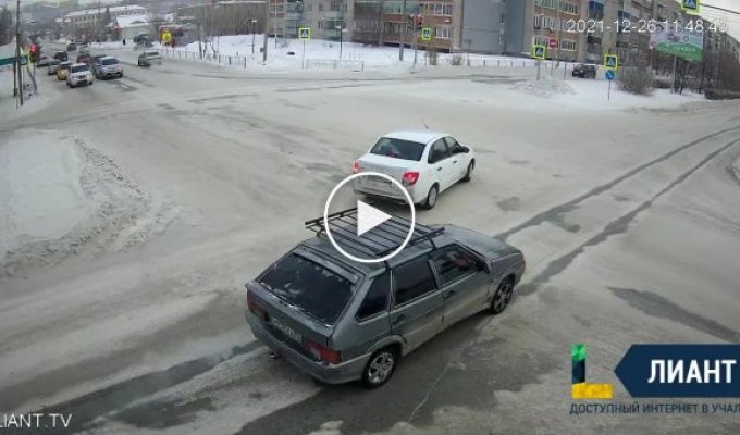 В Башкирии водитель «Матиза» проскакивал перекрёсток и подбил кроссовер