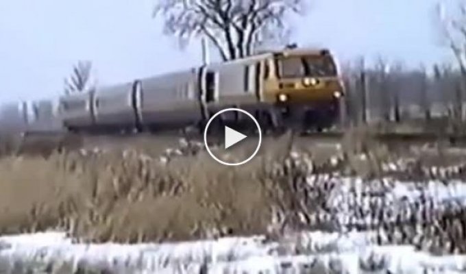 Машинист поезда спасается бегством от лобового удара