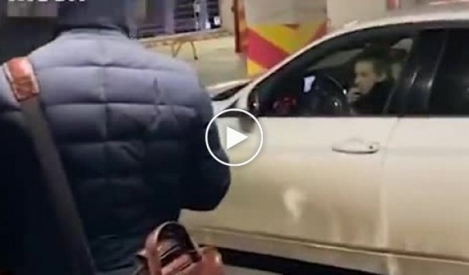 Пять часов полицейские пытаются задержать девушку, которая забаррикадировалась в машине в Москве