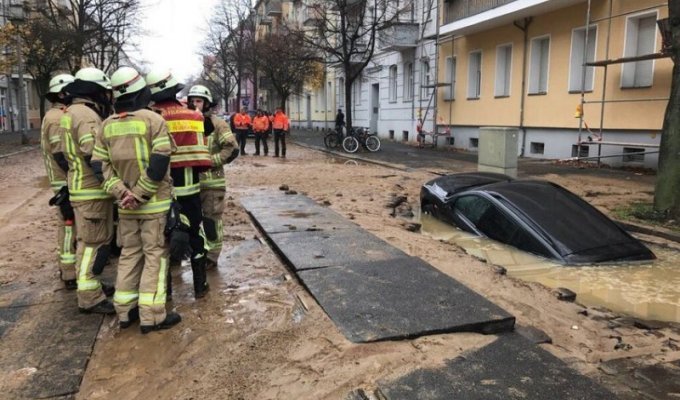 В Берлине автомобиль утонул прямо в центре города (6 фото + 1 видео)