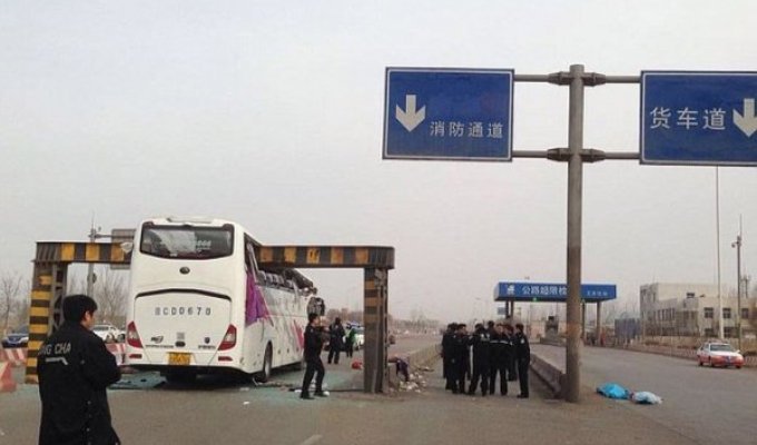 В Китае автобус врезался в ограничительный барьер (5 фото)