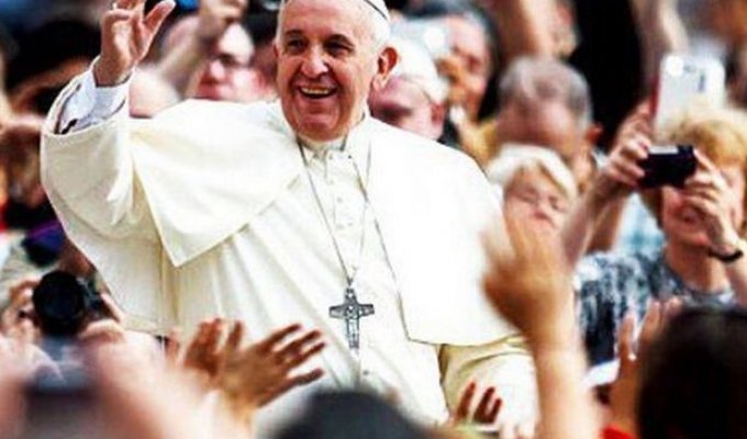 Папа Римский опубликовал в Instagram свое первое селфи (2 фото)