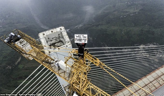 Опасное предложение руки и сердца: фотограф из Малайзии влез на самый высокий мост Китая (13 фото + 1 видео)