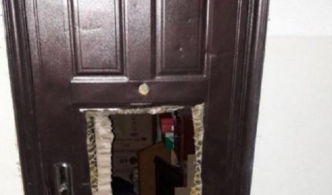 В Караганде воры разрезали ножом дверь квартиры (2 фото)