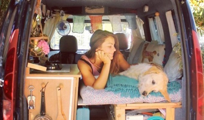Девушка переделала фургон и колесит по миру — в компании со своим классным лабрадором (22 фото)