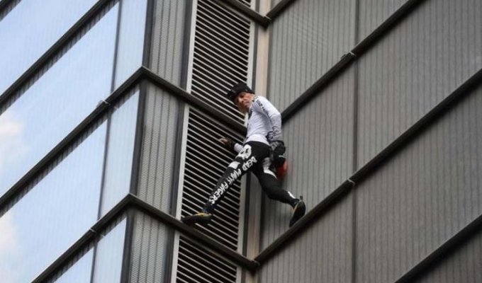 «Человек-паук» Ален Робер вскарабкался без страховки на самое высокое здание в Лондонском Сити (8 фото + 1 видео)