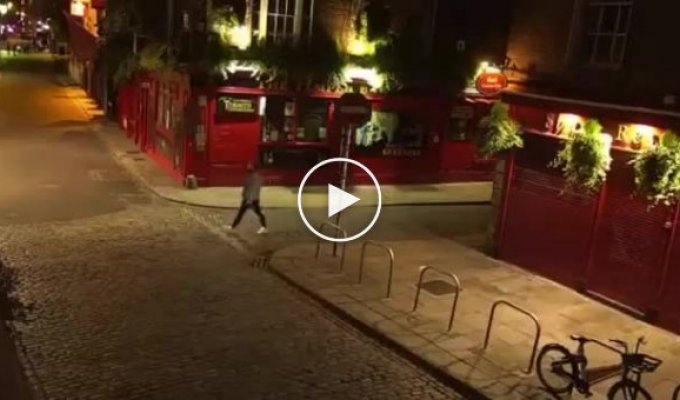 В Ирландии мужчина решил устроить дефиле по безлюдной улице Дублина