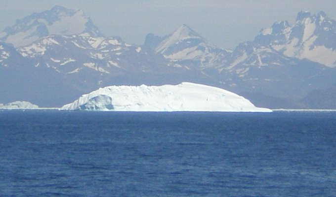 Айсберги возле побережья Гренландии