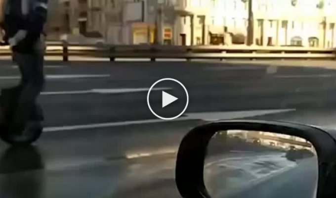 Мужчина проехал на моноколесе по Ленинградскому шоссе со скоростью 60 кмч