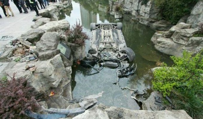 В Китае утопили Mercedes-Benz SLS AMG (8 фото)