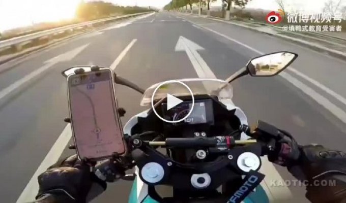 Подрезал другой мотоцикл в Китае