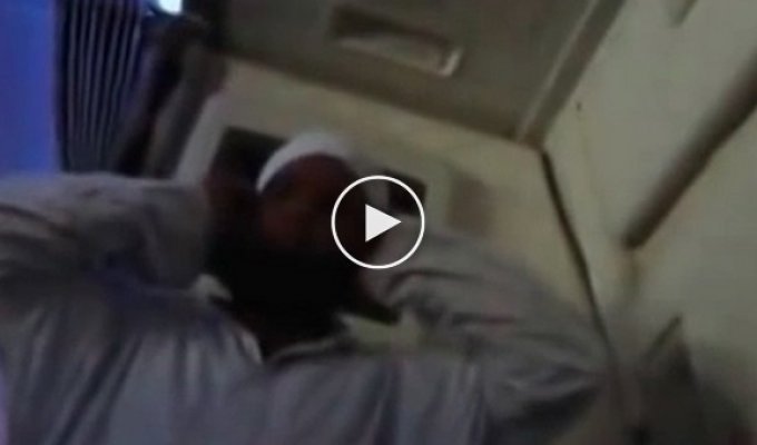 Араб в самолете, перепугал пассажиров обычным своим пением