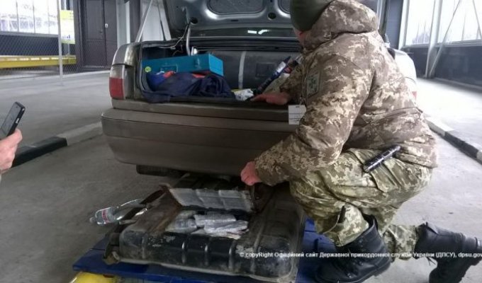 Украинец пытался ввезти в Россию 500 миллионов рублей в бензобаке автомобиля (4 фото)