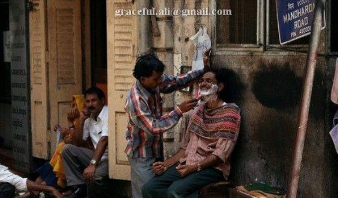  Уличные парикмазерские в Индии (12 фото)