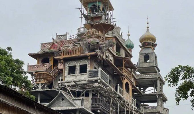 Архитектурное чудовище: зачем китаец строит самое бессмысленное здание на планете (6 фото)