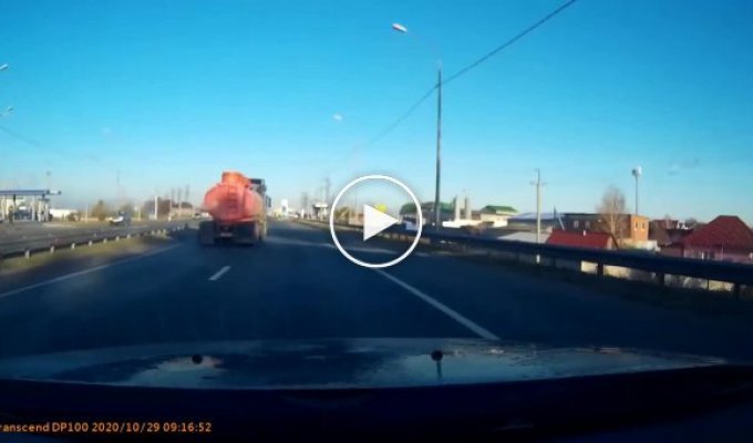 Опасный снаряд. В Тольятти бензовоз потерял колесо (мат)