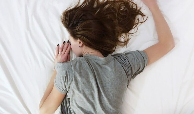 Почему девушкам нельзя спать на животе? (4 фото)