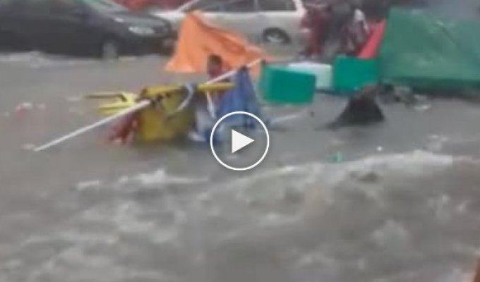 Поторговали и поплавали наводнение смыло сотни торговых палаток в Бразилии