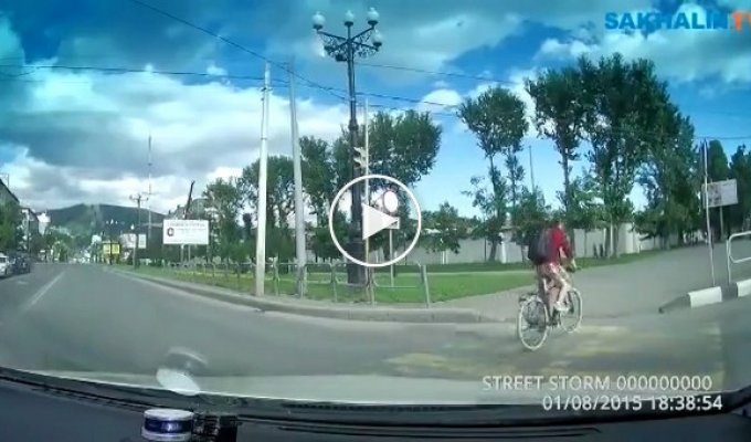 Автомобилист догнал велохруста на тротуаре