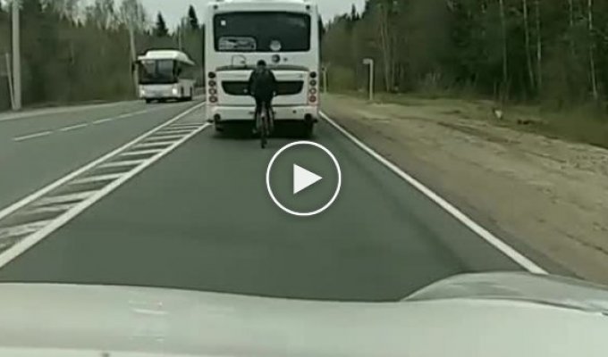 В Сыктывкаре велосипедист ехал со скоростью 80 км в час