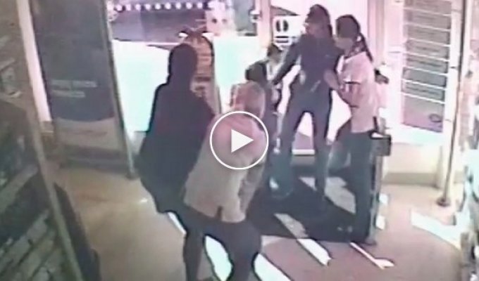 Женщины-фармацевты дали достойный отпор бывшему боксеру при попытке ограбления