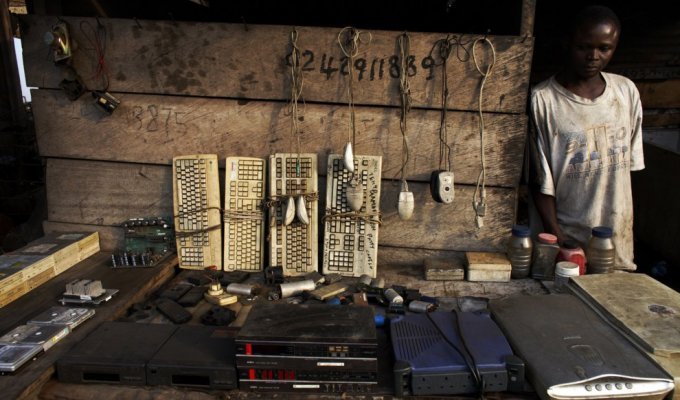 Свалка электроники в столице Ганы (10 фото)