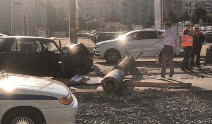 "Пункт назначения": в Брянске каток обрушил столб на легковушку